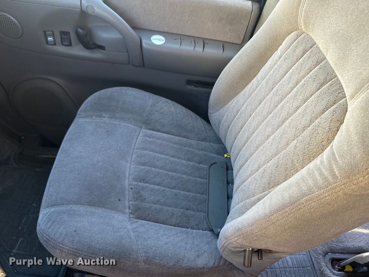 image for item NF9421 2001 GMC Safari van