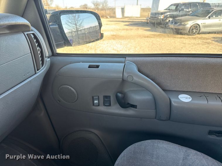 image for item NF9421 2001 GMC Safari van