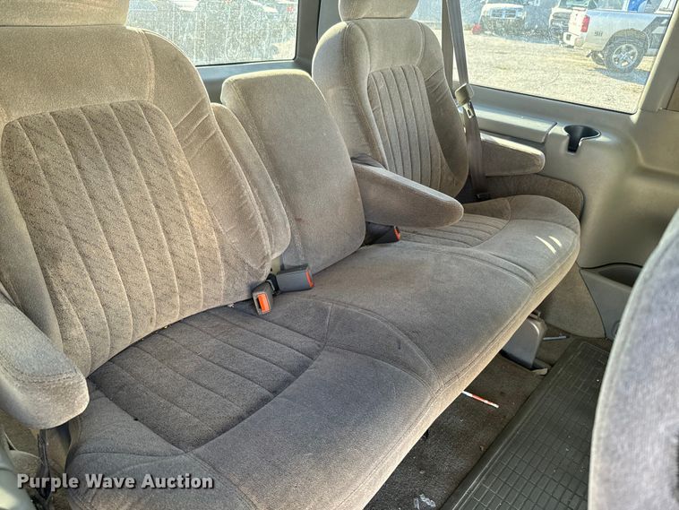 image for item NF9421 2001 GMC Safari van