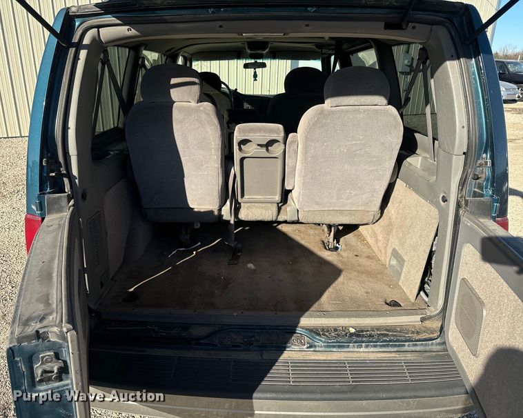 image for item NF9421 2001 GMC Safari van