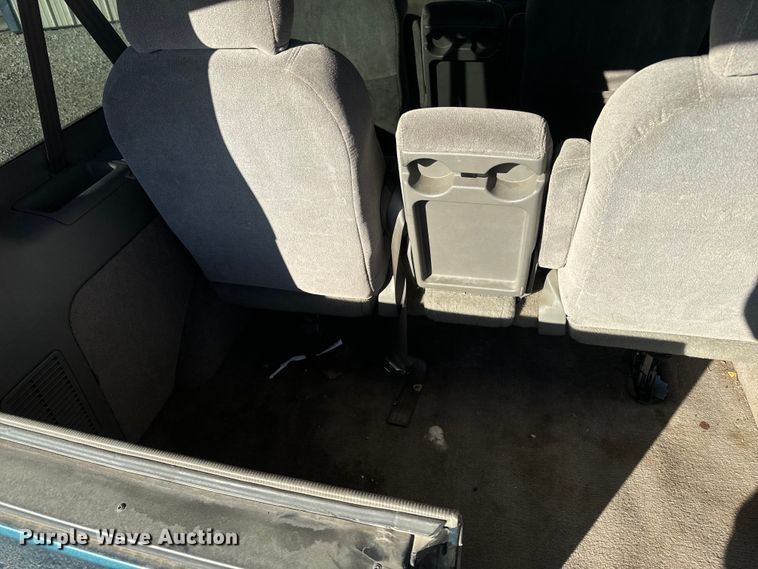 image for item NF9421 2001 GMC Safari van