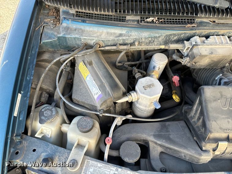 image for item NF9421 2001 GMC Safari van