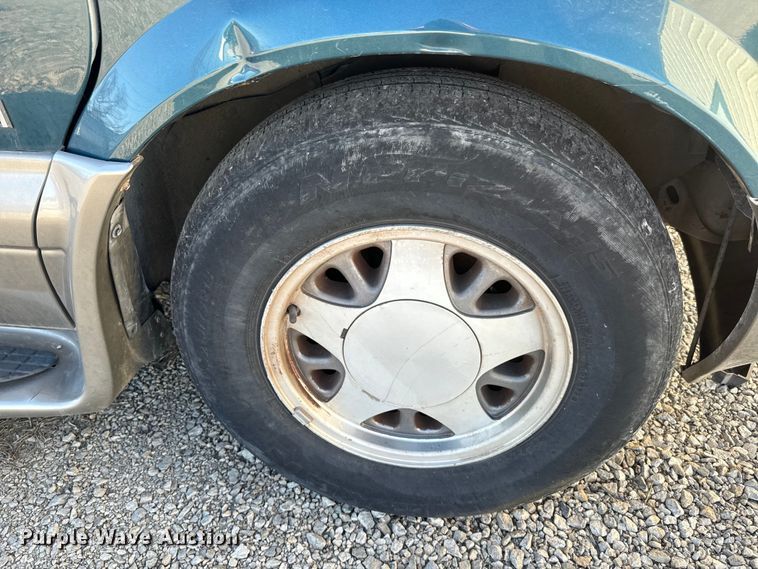 image for item NF9421 2001 GMC Safari van