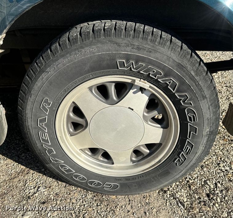 image for item NF9421 2001 GMC Safari van