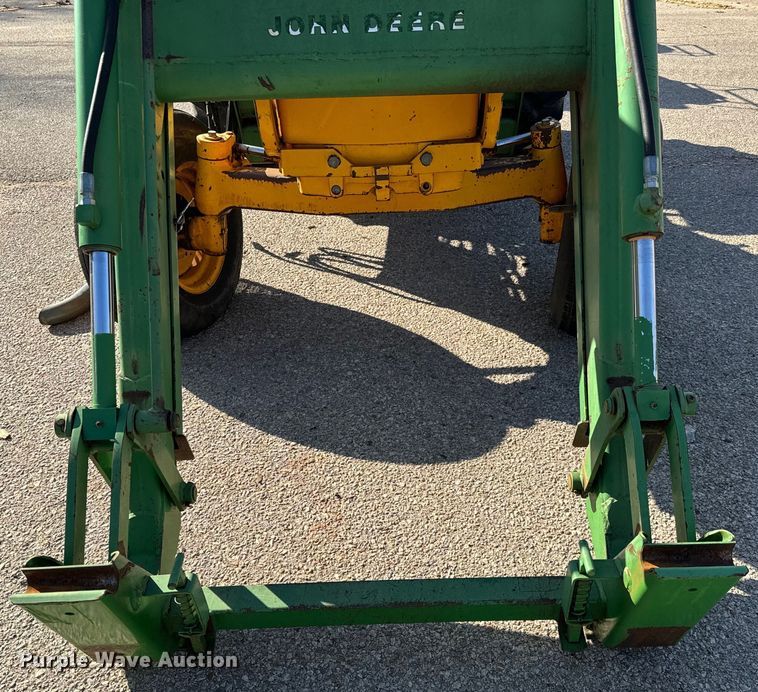 image for item NU9533 1989 John Deere 2355 tractor