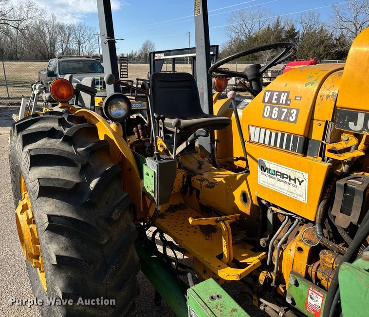 image for item NU9533 1989 John Deere 2355 tractor