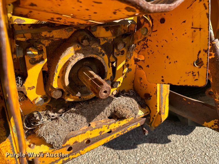 image for item NU9533 1989 John Deere 2355 tractor