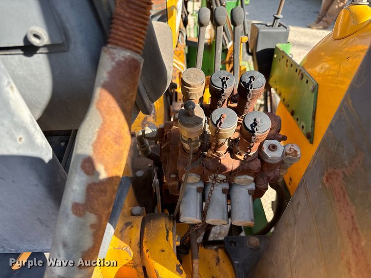 image for item NU9533 1989 John Deere 2355 tractor