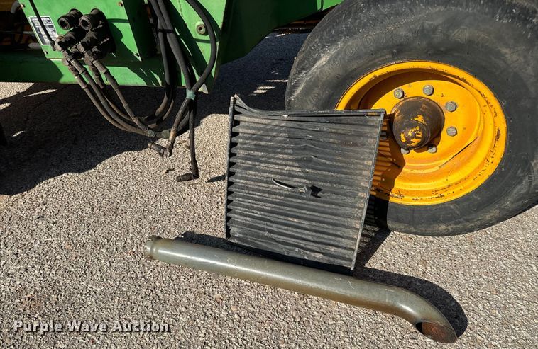 image for item NU9533 1989 John Deere 2355 tractor