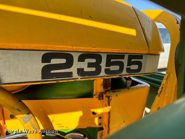 image for item NU9533 1989 John Deere 2355 tractor