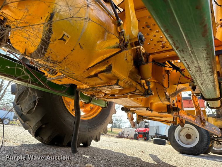 image for item NU9533 1989 John Deere 2355 tractor