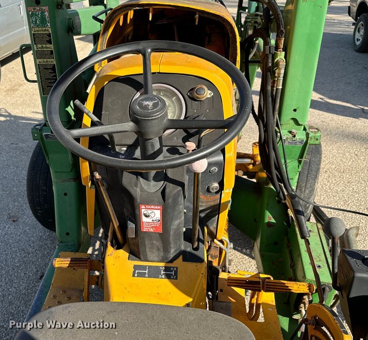 image for item NU9533 1989 John Deere 2355 tractor