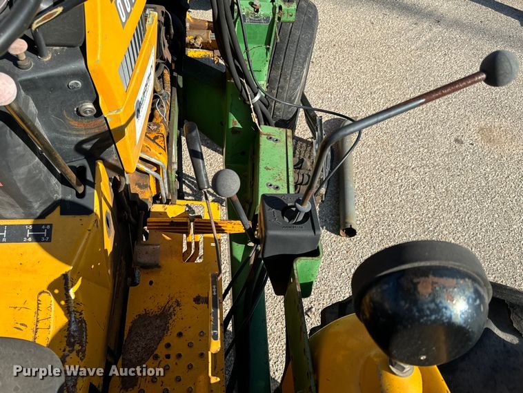 image for item NU9533 1989 John Deere 2355 tractor