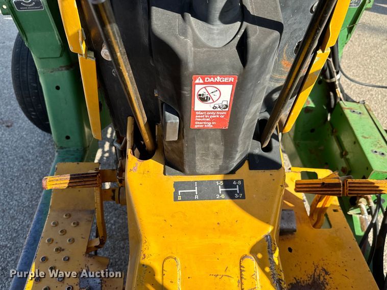 image for item NU9533 1989 John Deere 2355 tractor