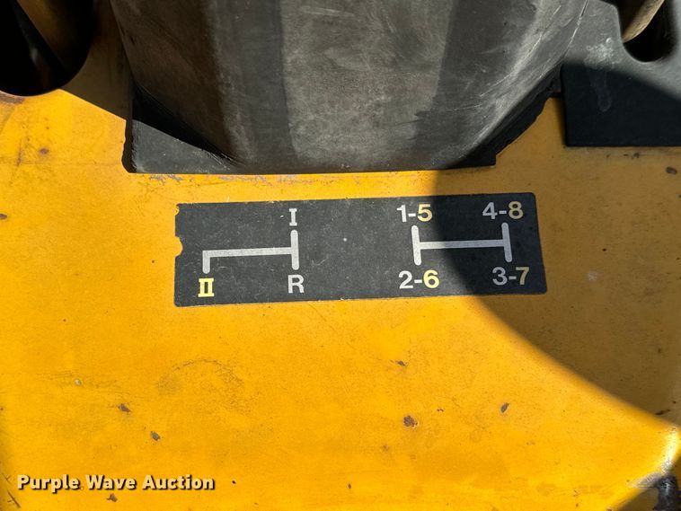 image for item NU9533 1989 John Deere 2355 tractor