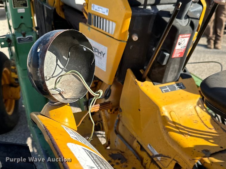 image for item NU9533 1989 John Deere 2355 tractor