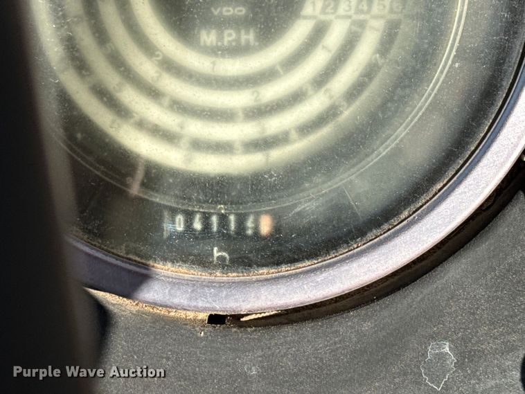 image for item NU9533 1989 John Deere 2355 tractor