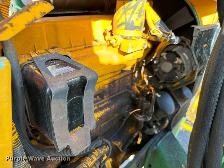 image for item NU9533 1989 John Deere 2355 tractor