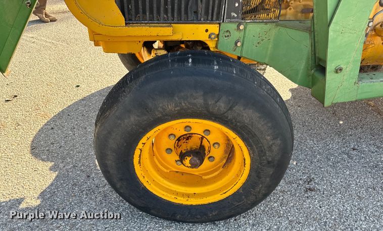 image for item NU9533 1989 John Deere 2355 tractor