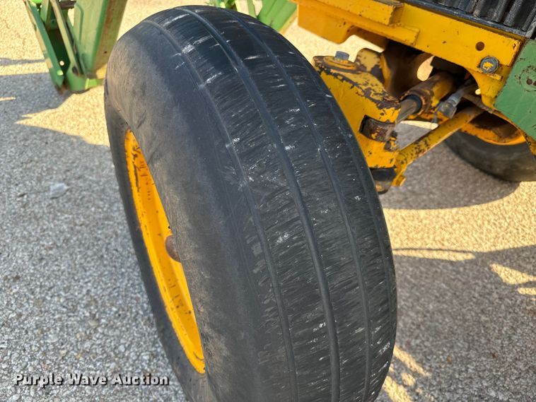 image for item NU9533 1989 John Deere 2355 tractor