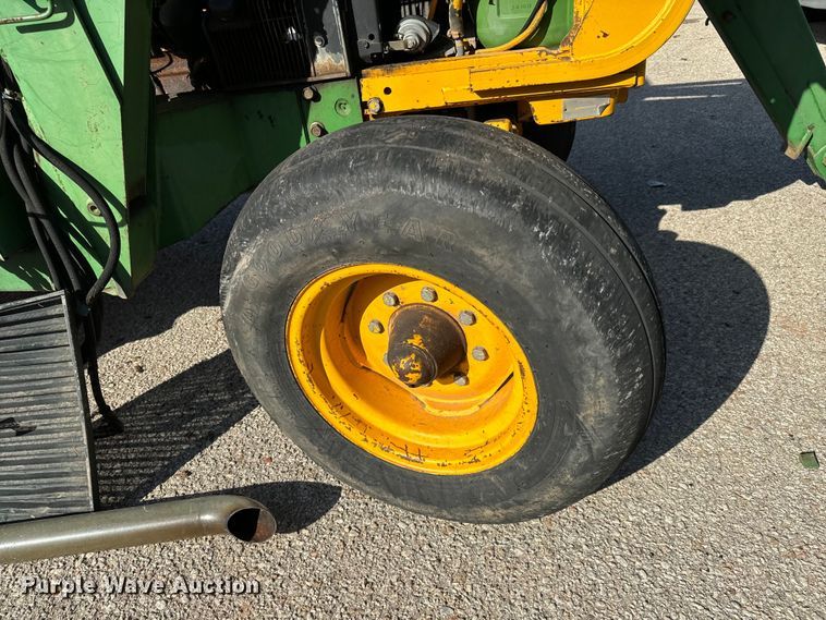 image for item NU9533 1989 John Deere 2355 tractor