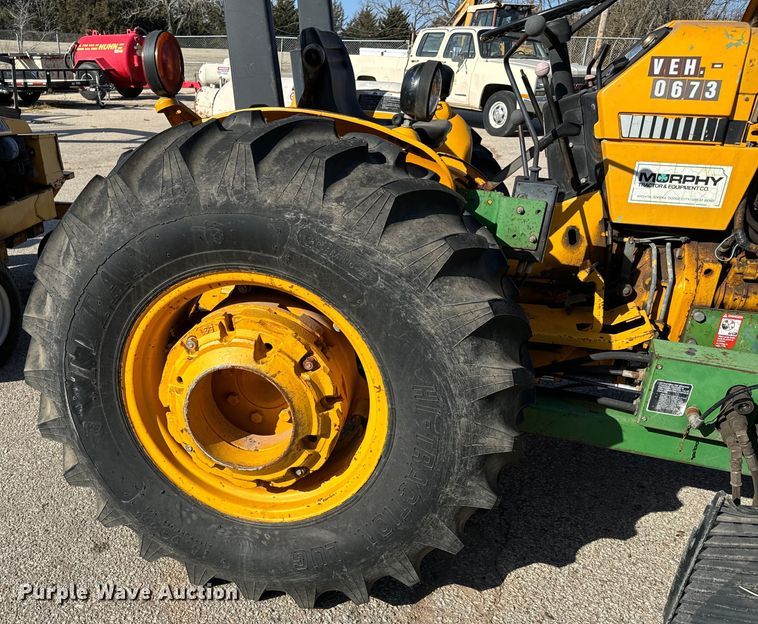 image for item NU9533 1989 John Deere 2355 tractor