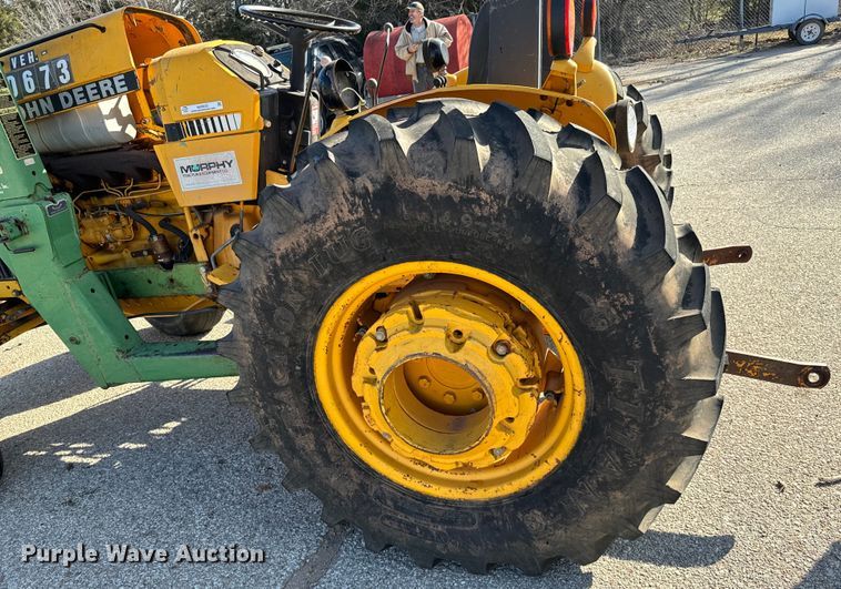 image for item NU9533 1989 John Deere 2355 tractor