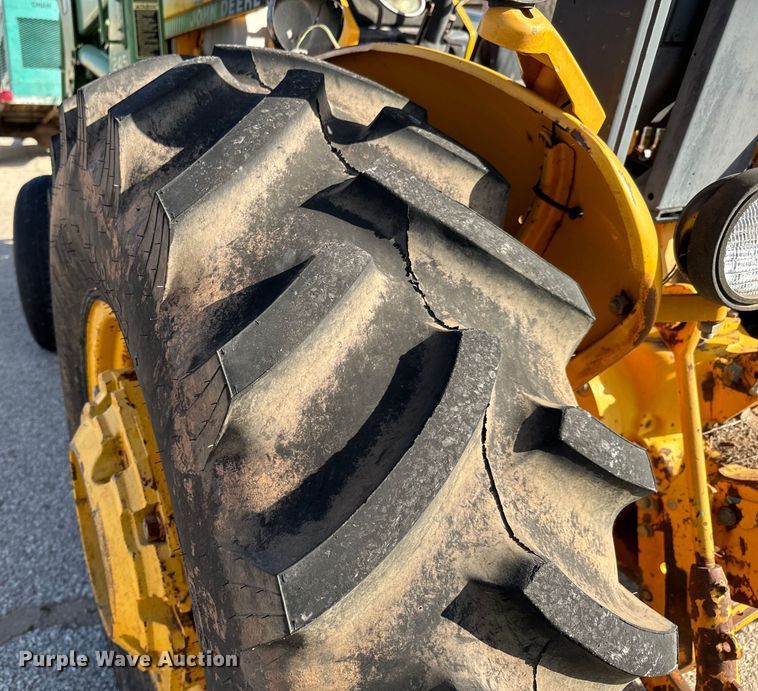 image for item NU9533 1989 John Deere 2355 tractor