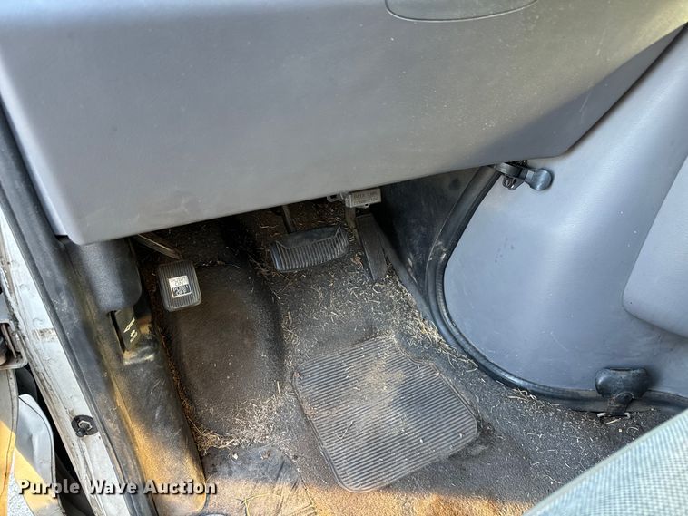 1997 Ford Club Wagon van in Cheney, KS | Item NU9534 sold | Purple Wave