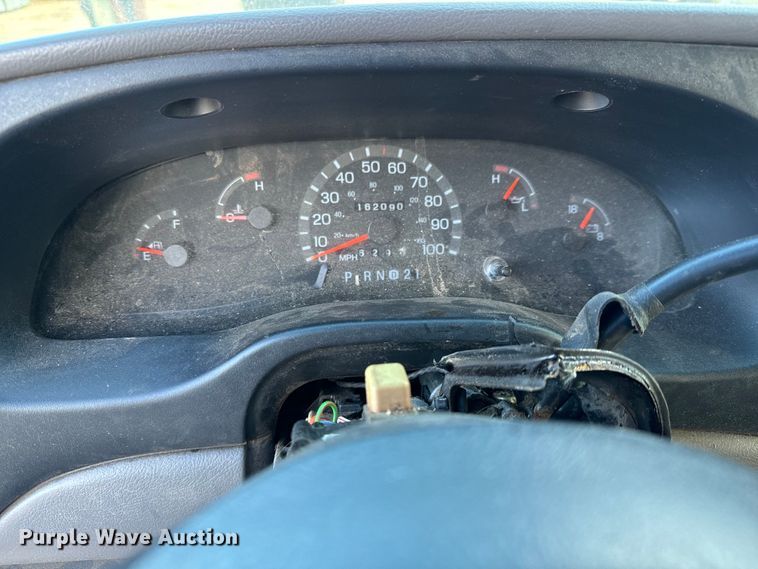 1997 Ford Club Wagon van in Cheney, KS | Item NU9534 sold | Purple Wave