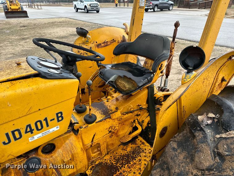 image for item NU9542 1976 John Deere 401-B tractor