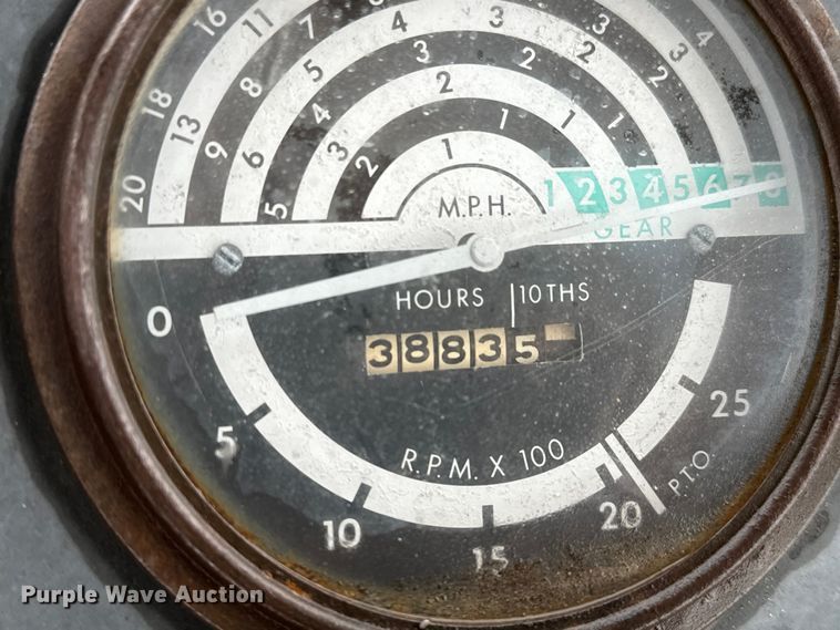 image for item NU9542 1976 John Deere 401-B tractor