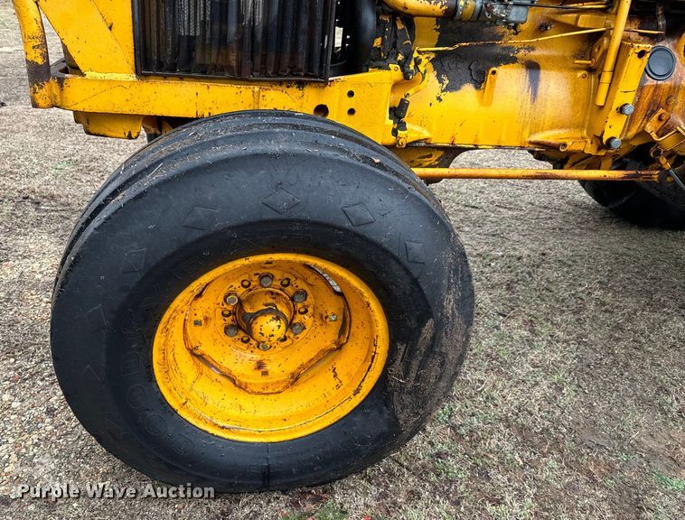 image for item NU9542 1976 John Deere 401-B tractor