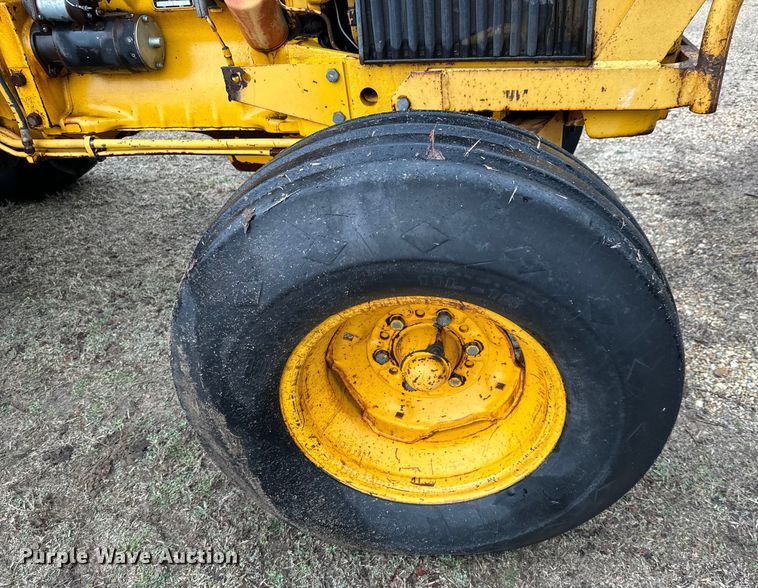 image for item NU9542 1976 John Deere 401-B tractor