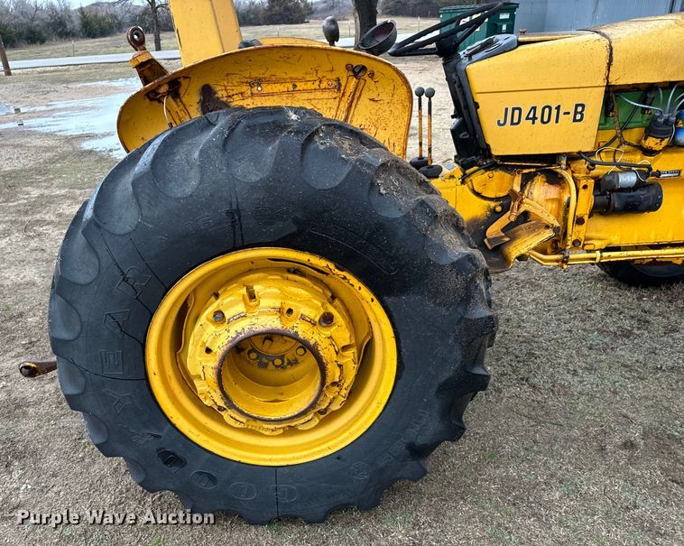 image for item NU9542 1976 John Deere 401-B tractor