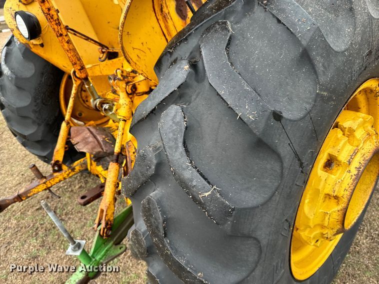 image for item NU9542 1976 John Deere 401-B tractor