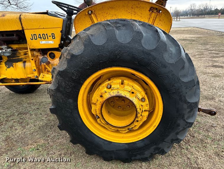 image for item NU9542 1976 John Deere 401-B tractor