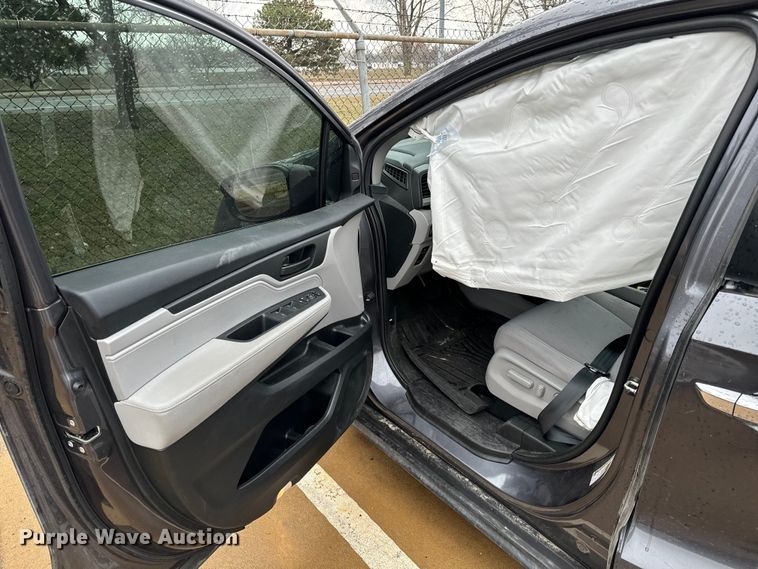 image for item NU9545 2020 Honda Odyssey van