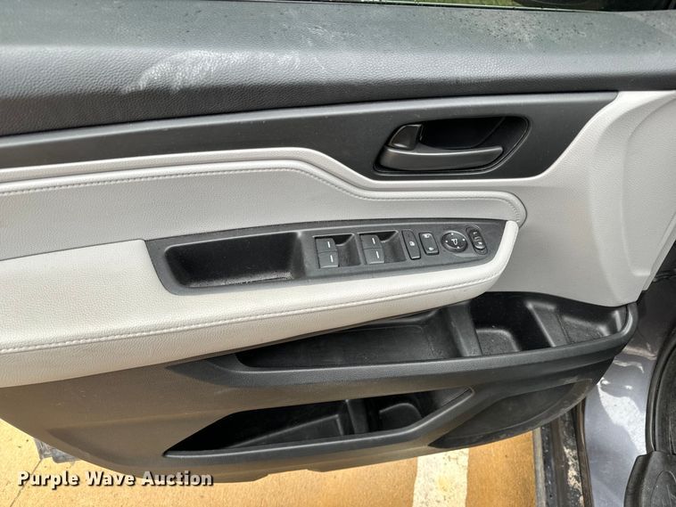 image for item NU9545 2020 Honda Odyssey van