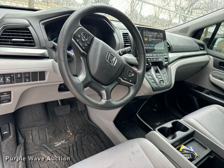 image for item NU9545 2020 Honda Odyssey van