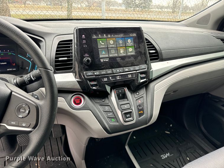 image for item NU9545 2020 Honda Odyssey van