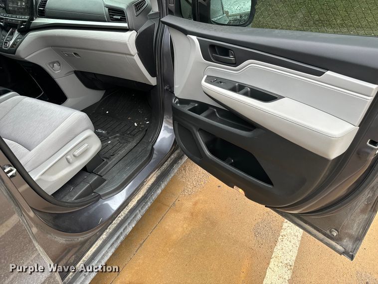 image for item NU9545 2020 Honda Odyssey van