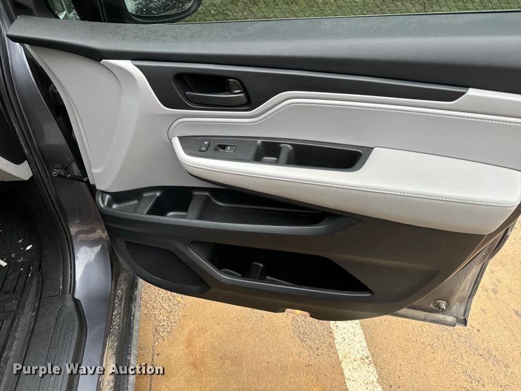 image for item NU9545 2020 Honda Odyssey van