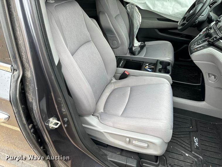 image for item NU9545 2020 Honda Odyssey van