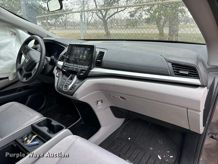 image for item NU9545 2020 Honda Odyssey van