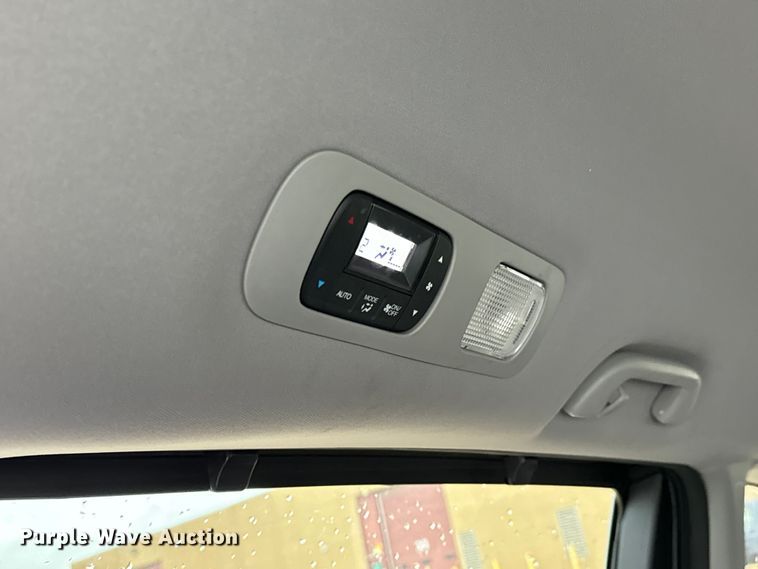 image for item NU9545 2020 Honda Odyssey van