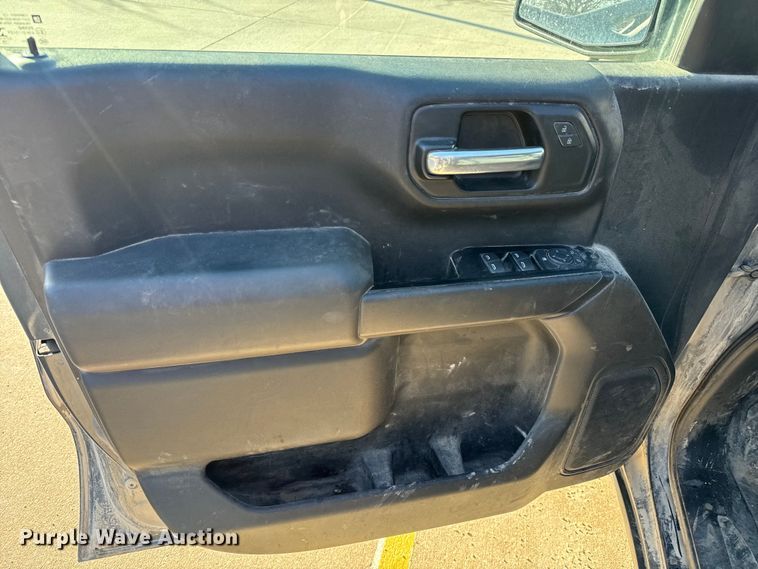 image for item NU9547 2019 Chevrolet Silverado 1500 Crew Cab pickup truck