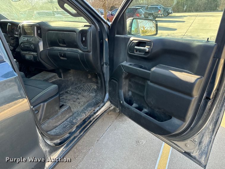 image for item NU9547 2019 Chevrolet Silverado 1500 Crew Cab pickup truck