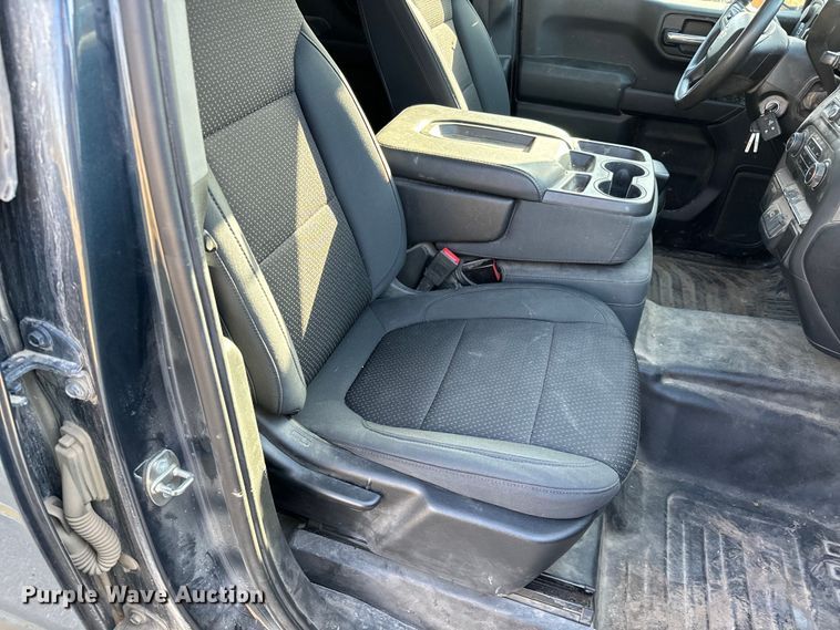 image for item NU9547 2019 Chevrolet Silverado 1500 Crew Cab pickup truck