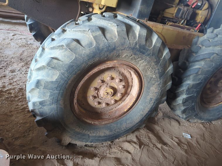 image for item NZ9378 John Deere  570 motor grader